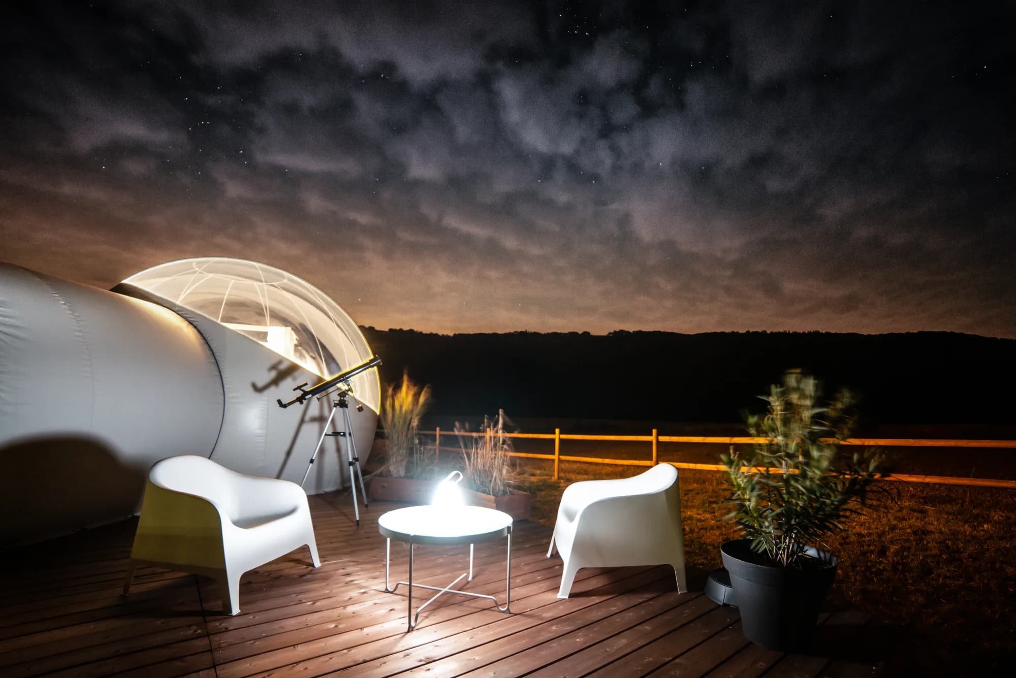 L'intérieur de la bulle depuis le lit, vue sur la campagne